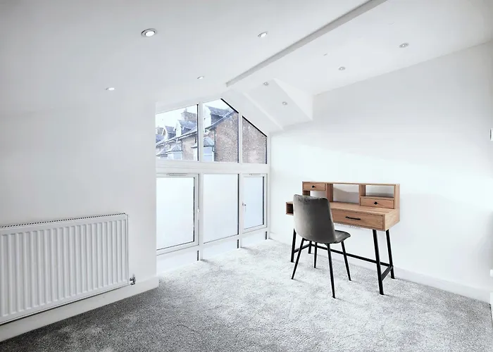 Shaw Heath Cottage - Charming Holiday Home In The Heart Of Stockport